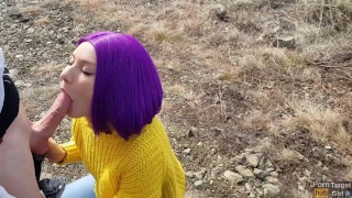 Szexi lila hajú csaj a természetben szopta a nagy faszt